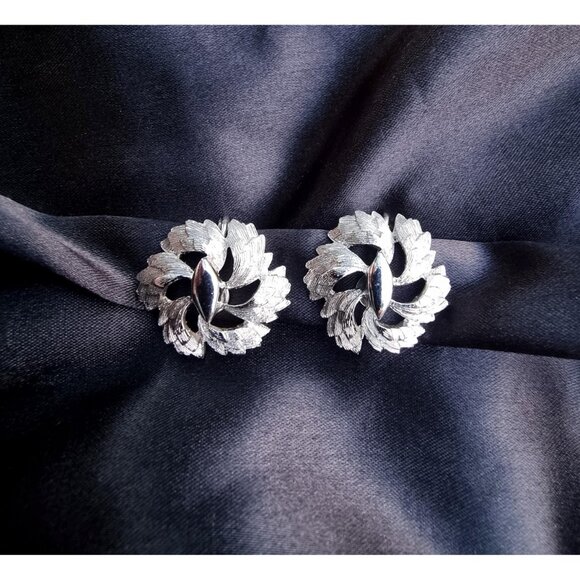 Vintage CORO Signed Flower Silver Toned Patern Clip On Earrings - Picture 2 of 6